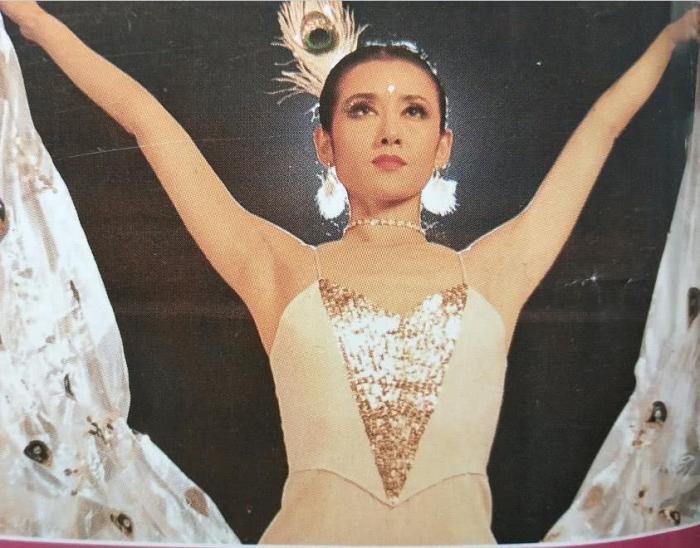 有"孔雀公主"之称的杨丽萍已经在舞台上辉煌了将近四十余年,从年轻时