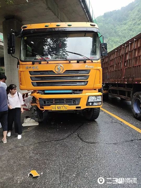 一辆由山阳开往商州的货车和一辆由商州开往山阳的双桥车迎面相撞.