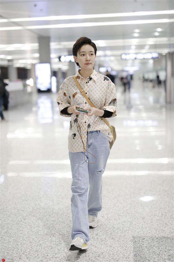 解锁穿搭公式 衬衫塞一半时髦翻一番