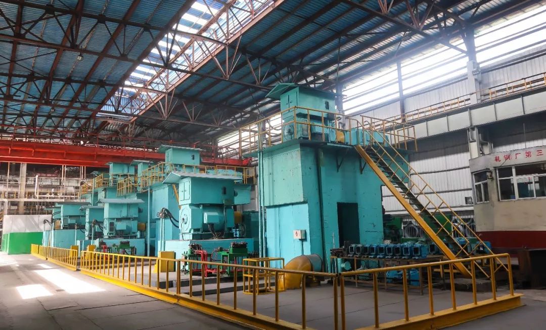 这里竟然是钢厂的轧材生产线