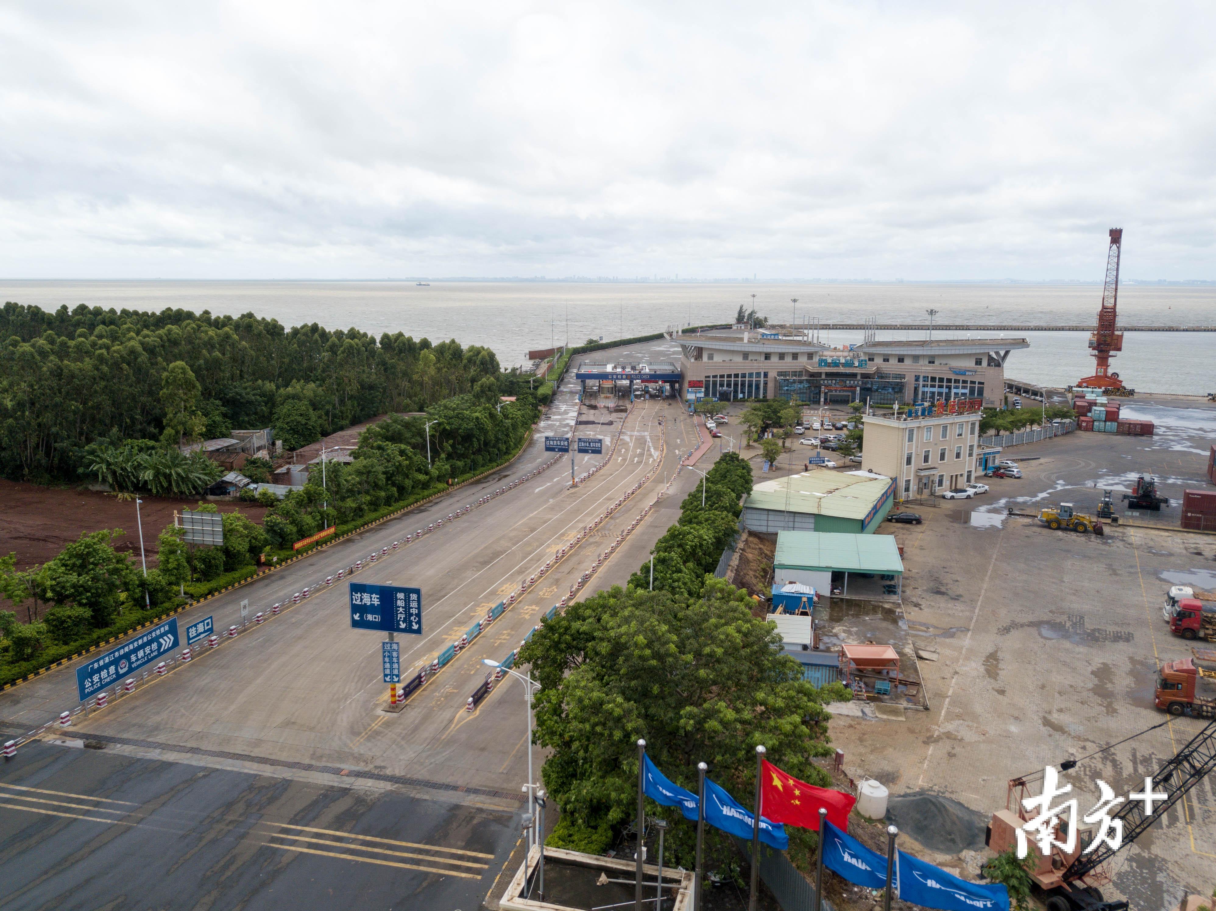 台风天气影响渐弱徐闻海安港口陆续迎来等候渡港旅客