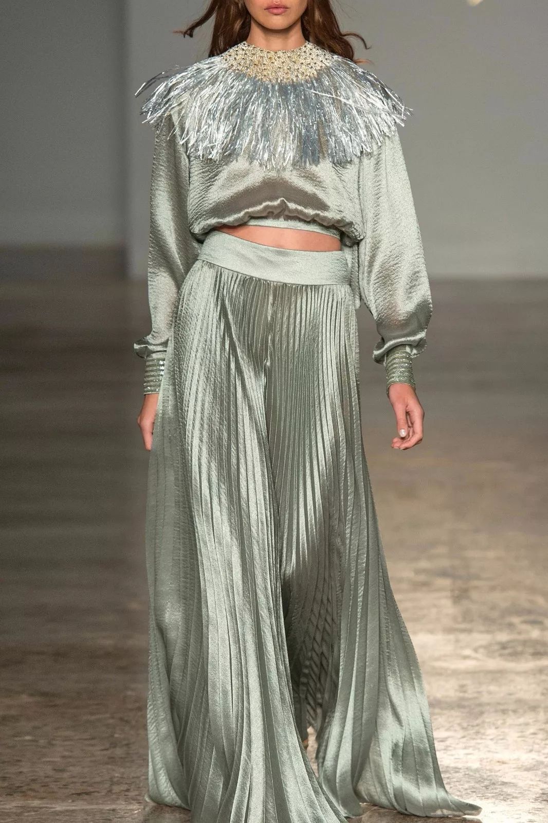 2020春夏女装单品分析多层超长裙主宰女性气质