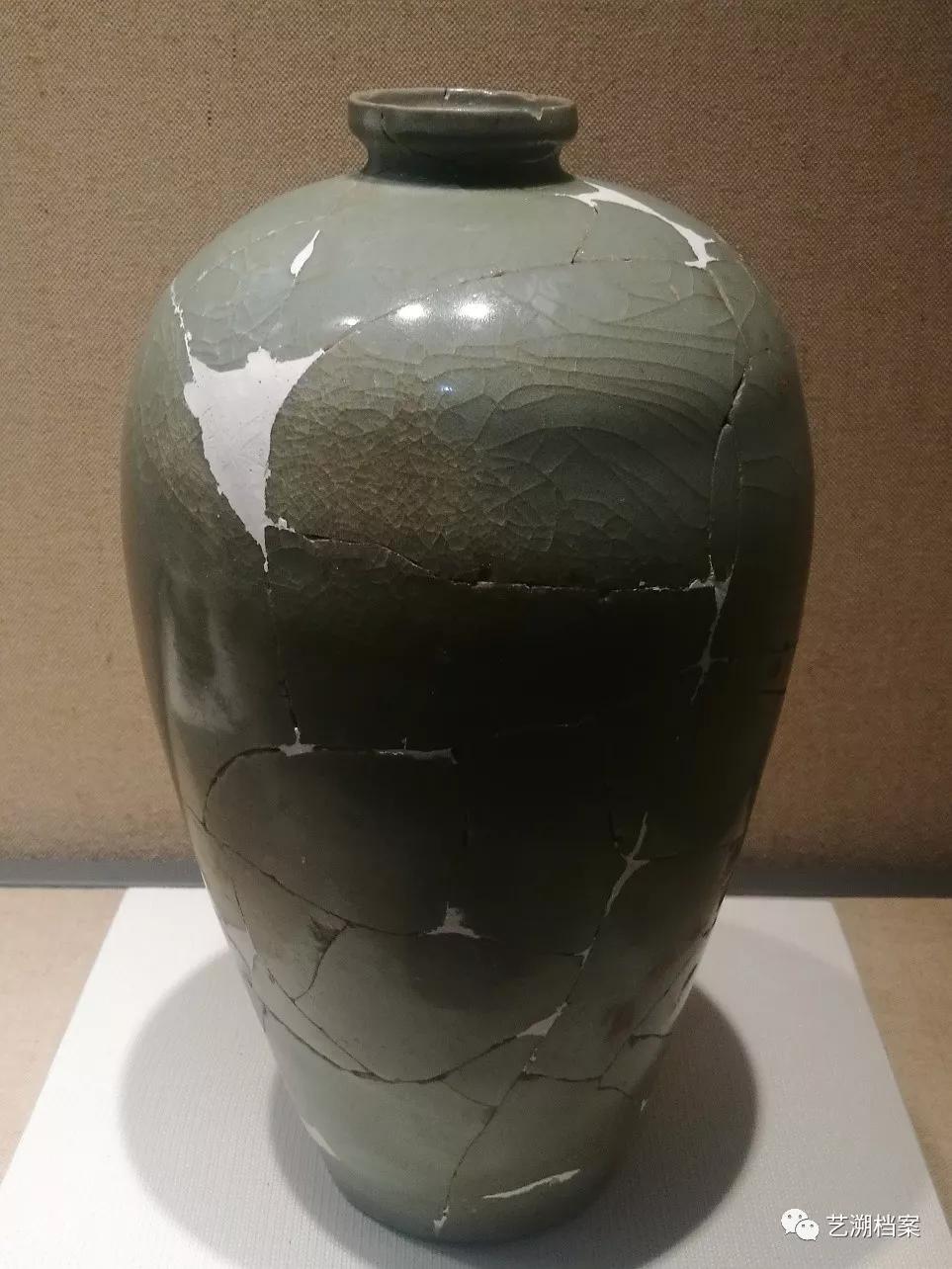 除了其独特的社会地位,它的釉色温润如玉,也是很大的因素.