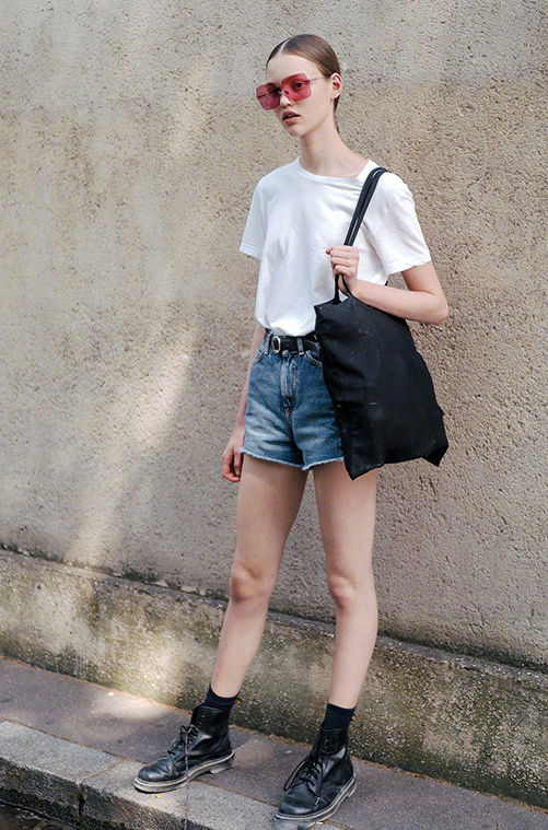 夏天就是t恤配上牛仔短裤 简单中透着各种搭配的小巧思