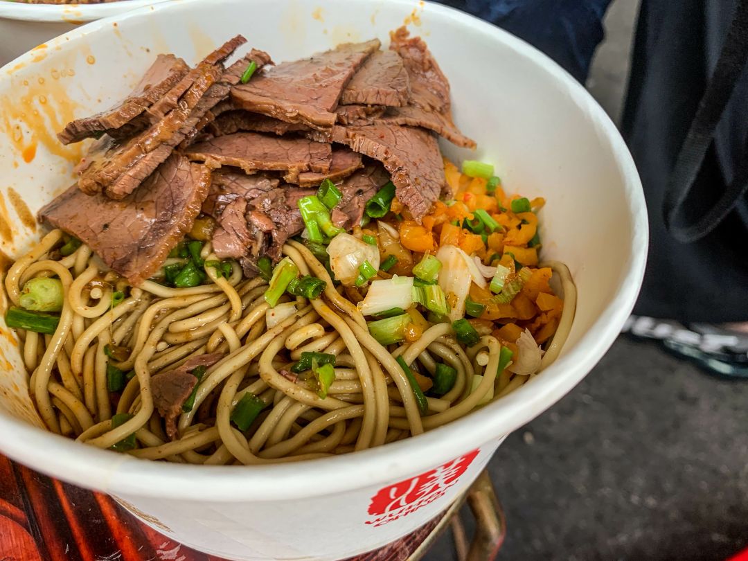五公里内没对手,牛肉热干面,鸡蛋灌面窝独霸一方