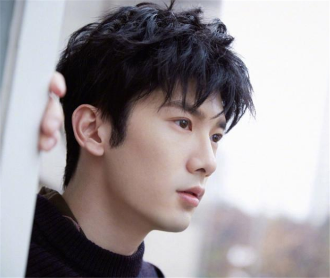 刘芮麟与代斯承认恋情:感谢大家关心!两人均为杨幂旗下艺人