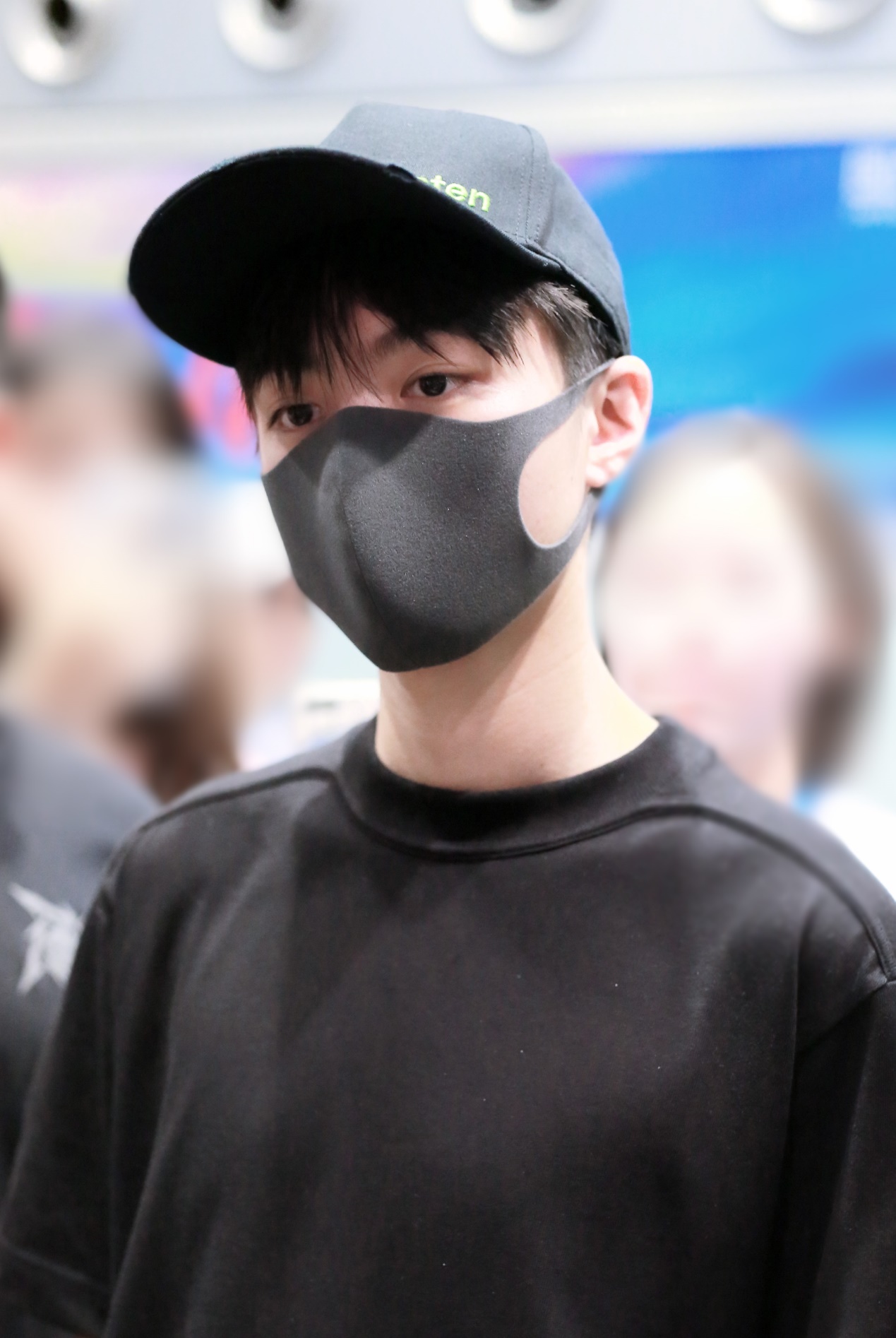 王俊凯现身机场口罩掩面帅气依旧难挡