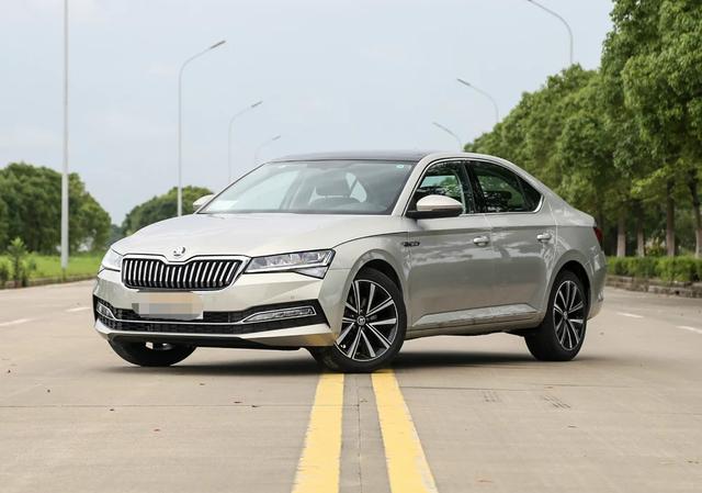 新速派上市实拍,颜值升级尾标带字幕,内饰科技感足,卖16万划算