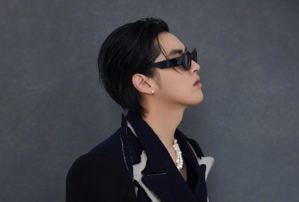 吴亦凡粉丝和金俊勉粉丝开撕,双方战火激烈,俩当事人却没有回应