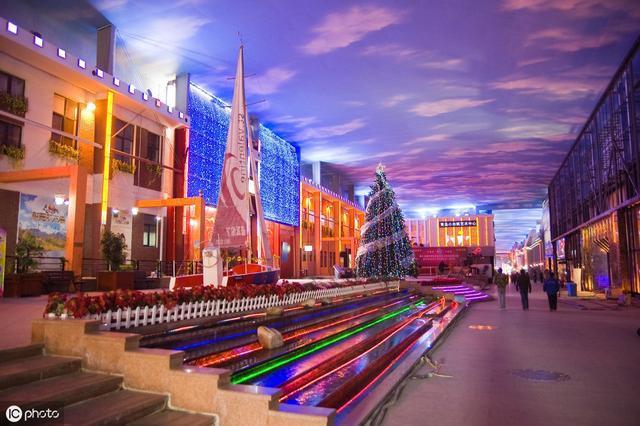 天幕城是青岛一条特色美食街,中西结合的建筑风格十分奇特有趣