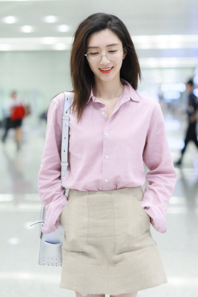 江疏影机场街拍照粉色衬衫包臀裙摇身一变成气质上班族