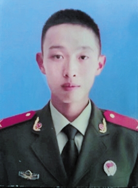 刘均,男,重庆万州人,2010年入伍,火箭军96715部队参谋,上尉军衔,父亲