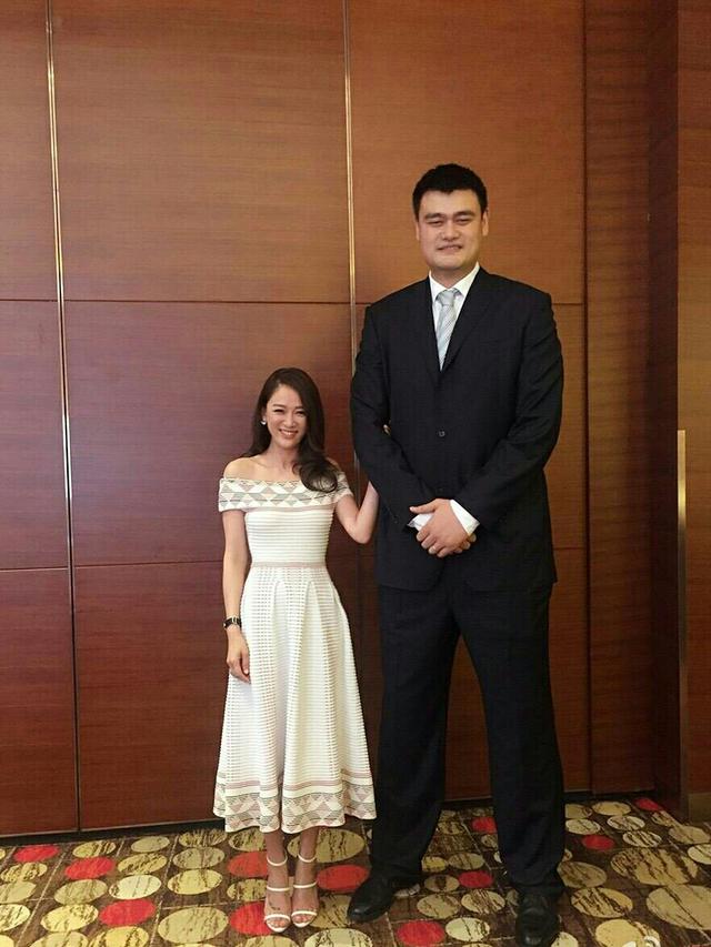比姚明还高16厘米,与娇妻结婚19年无法生育,妻子:不方便!__凤凰网
