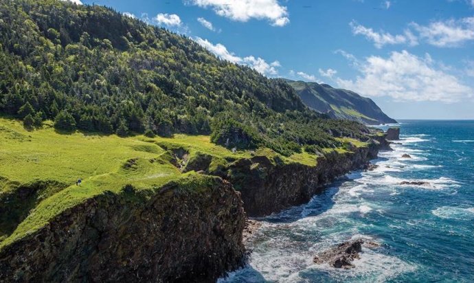 由于地理位置上是东部的拉布拉多半岛和纽芬兰的结合