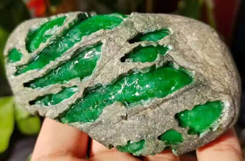 正阳绿真的可以与帝王绿翡翠匹敌吗?这篇文章告诉大家.__凤凰网