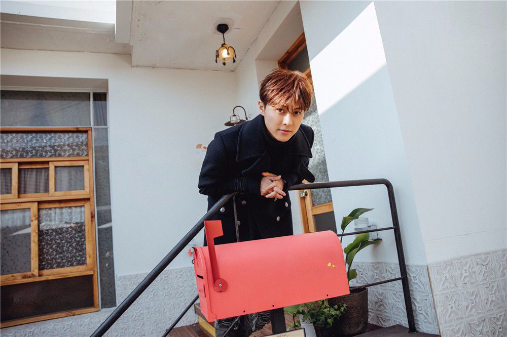 王子邱胜翊初冬可爱写真曝光 变暖心男友上演云约会