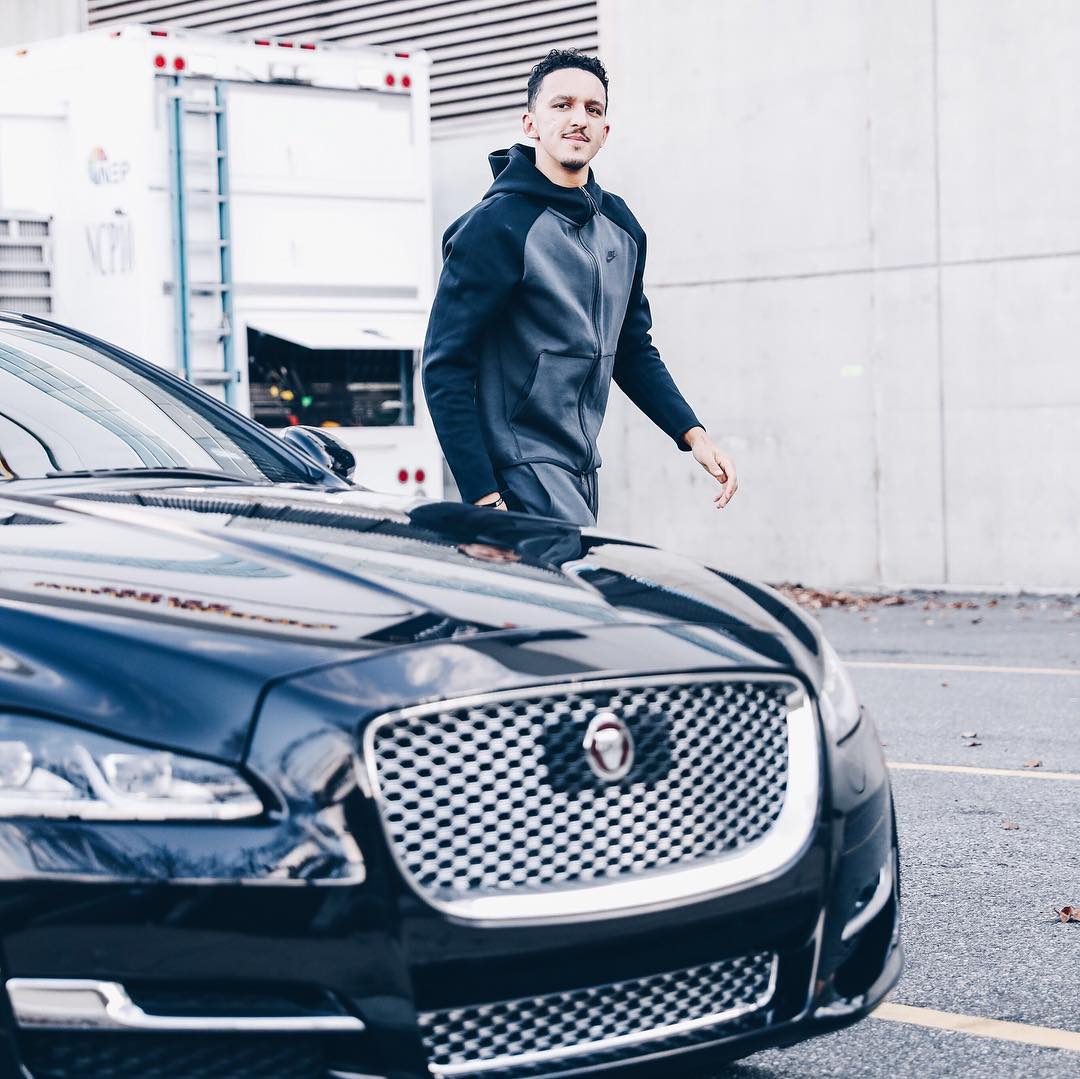 型男亮相!76人众球员抵达主场球馆