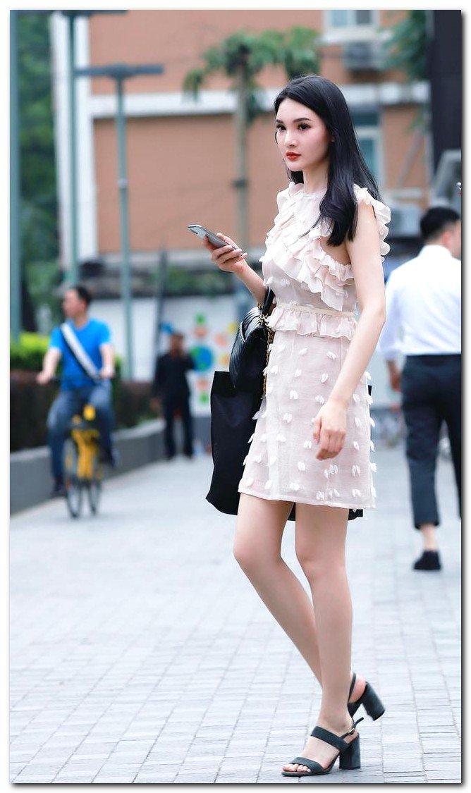 时尚搭配：时尚靓丽大长腿的小姐姐趾高气昂的样子，一切来源自信_凤凰网