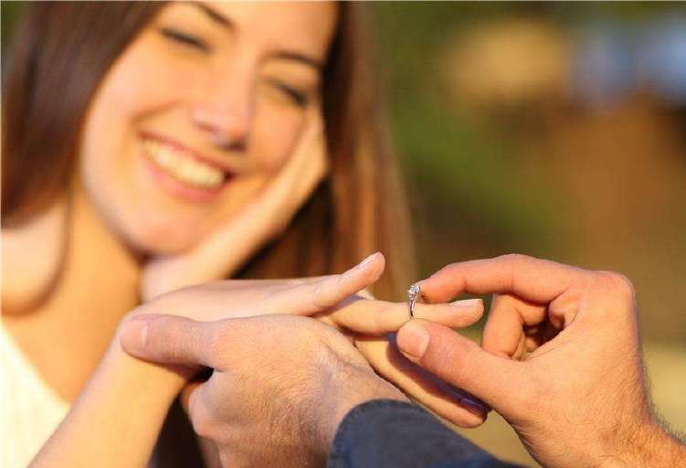 给女友或者爱人送惊喜要送戒指,如何偷偷测量女朋友的戒指号__凤凰网