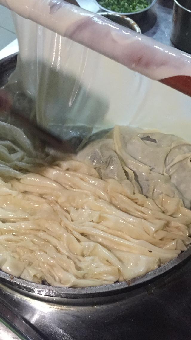 面皮可以擀2米长,东北千叶酱香饼薄如蝉翼