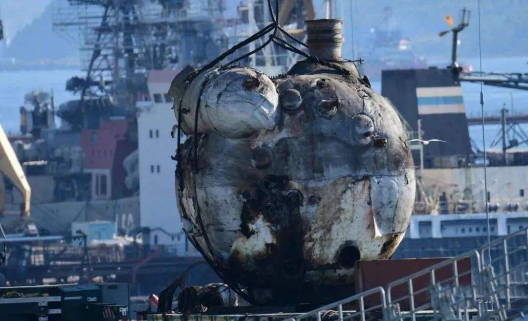 航母被砸出一个5米大窟窿