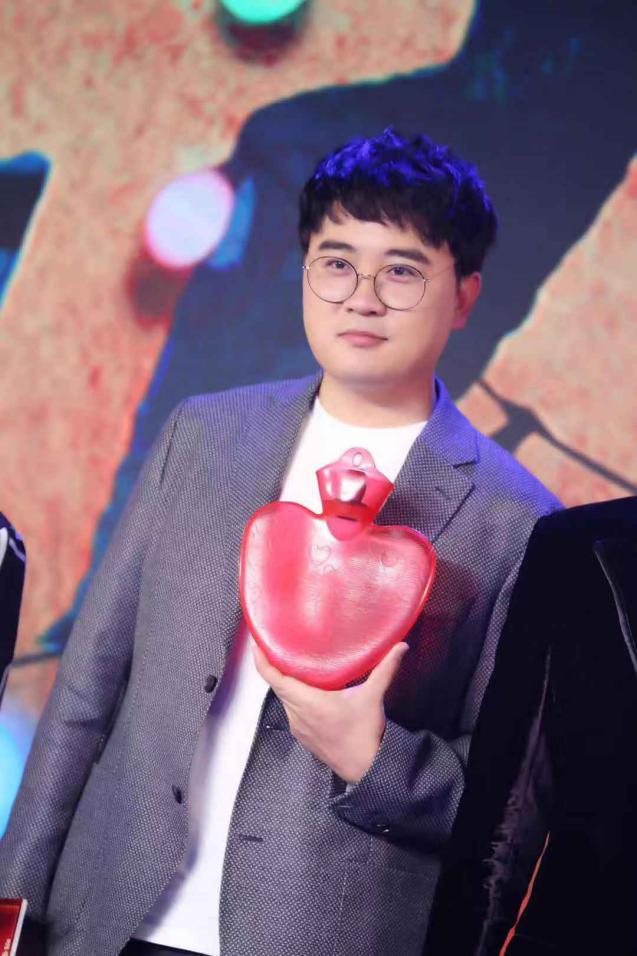 孔连顺《武林怪兽》发布会喜提方中信心形暖水袋