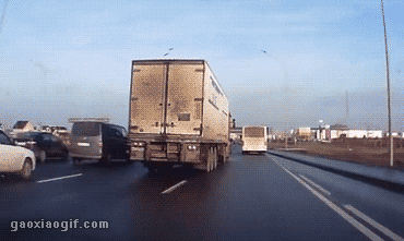 老司机与车祸的gif动态图:货车司机这神技术,不得不服