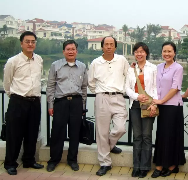 杨国强(左三),陈心宇(右二)和中山大学有关领导在2004年合影