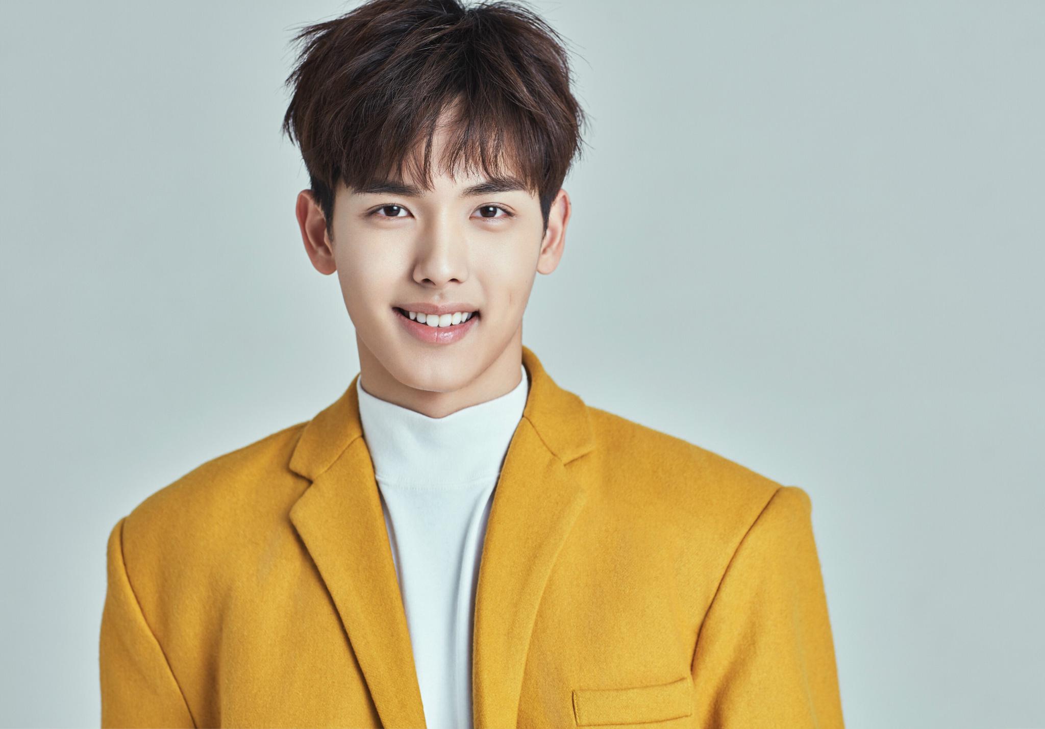 韩国街头迷妹派发暖宝宝安利王以纶__凤凰网