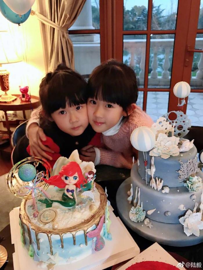 鲍蕾给贝儿和小叶子烫了同款卷发再也分不清姐姐和妹妹了