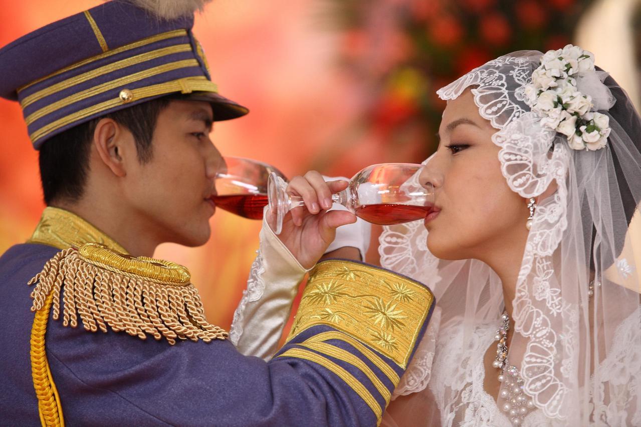 但其实齐芳早已嫁为人妇步入豪门,老公是浙江富商