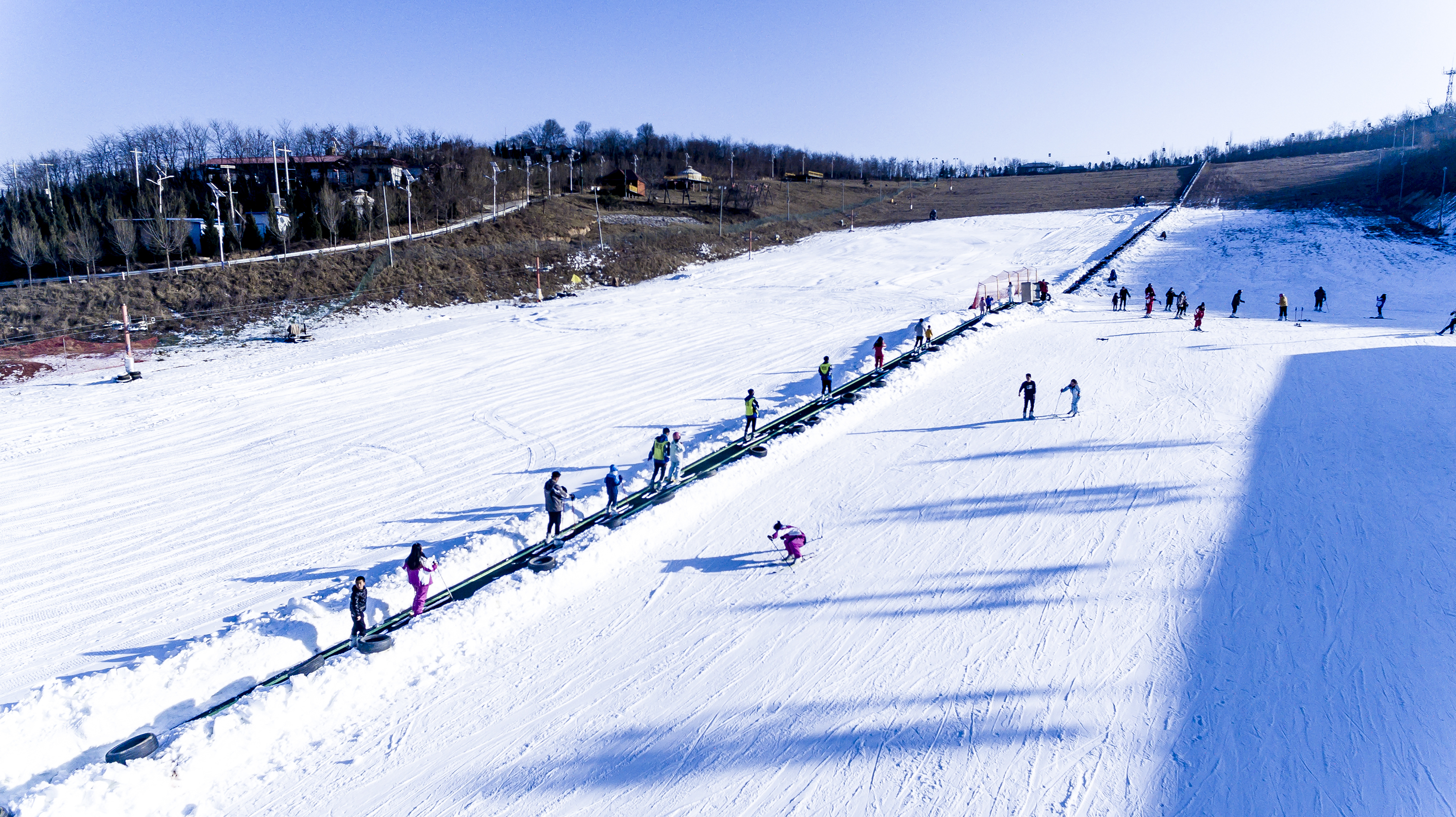 鸣山绿洲滑雪场图片