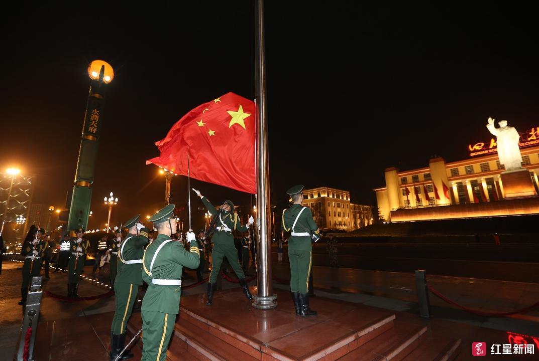 新年第一天,成都天府广场举行升国旗仪式