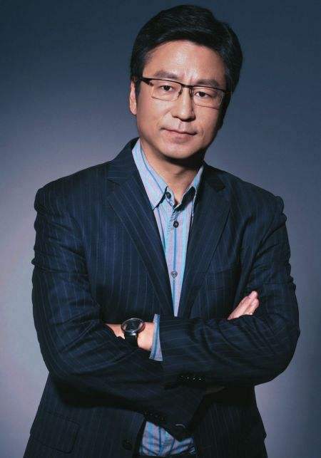 白岩松20岁儿子近照,长相帅气像爸爸,女友颜值却被吐槽