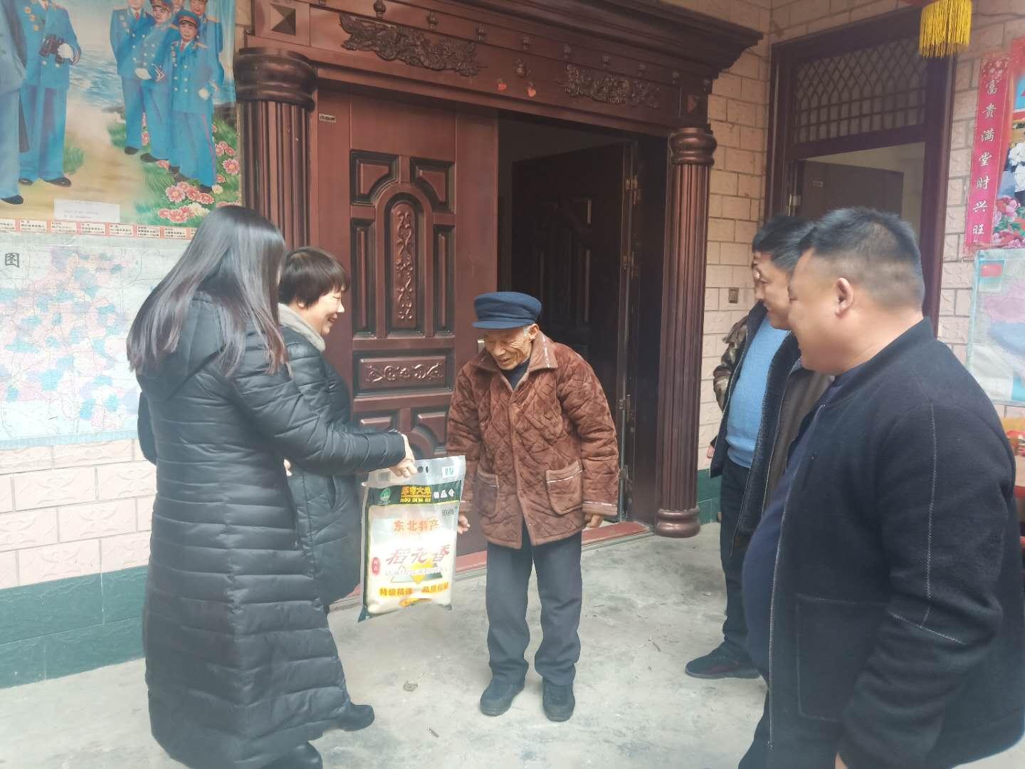 淮阳县安岭镇:爱心涌动 企业家张平慰问老党员__凤凰网