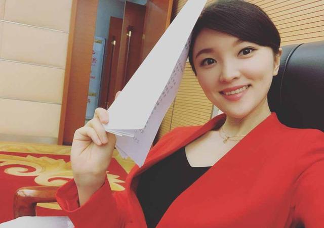 福建女解说曾宝坦言不靠姿色升职,曾凭犀利点评爆红