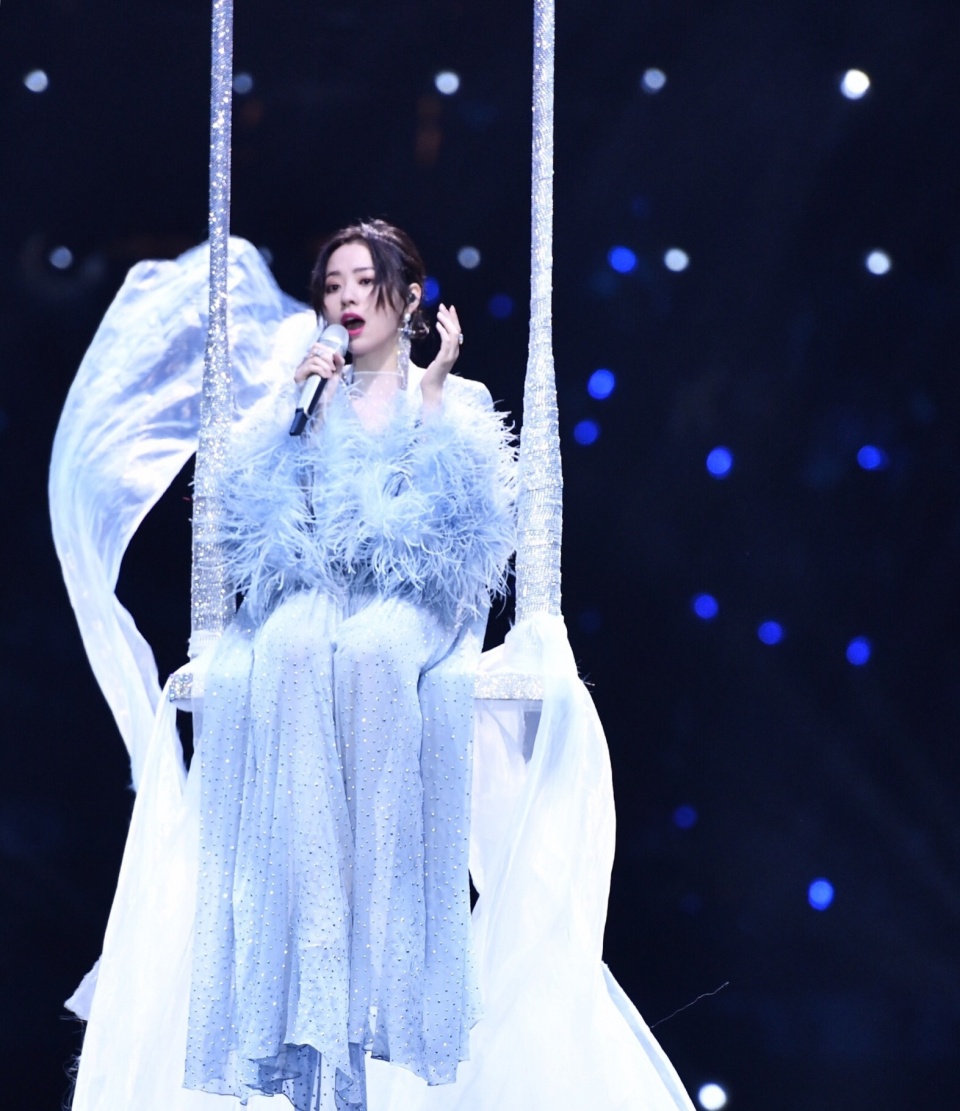 江苏卫视跨年演唱会 张靓颖化身仙女高空亮嗓,凌空献唱《 天下无双》