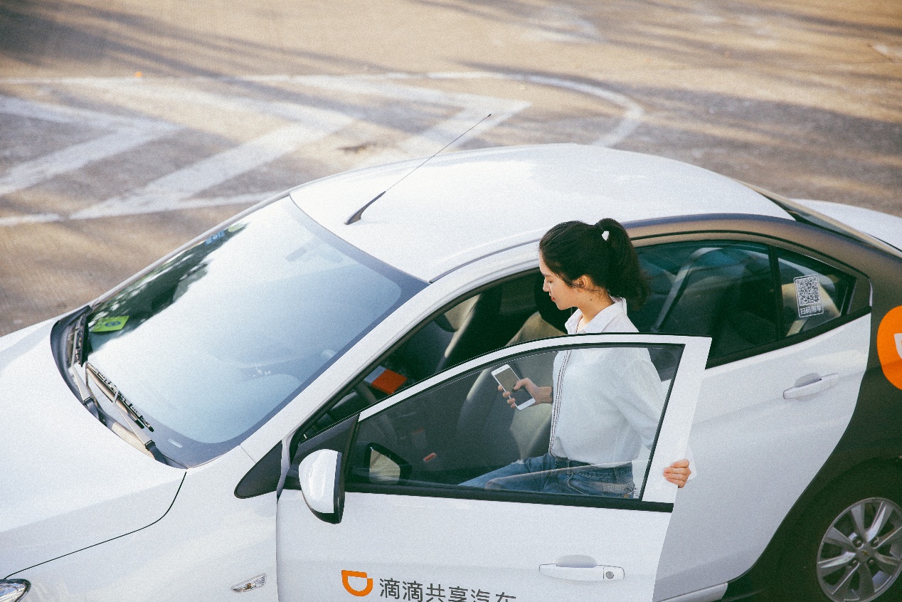 在整合行业资源,赋能合作伙伴的同时,滴滴共享汽车还试行了"免押金"