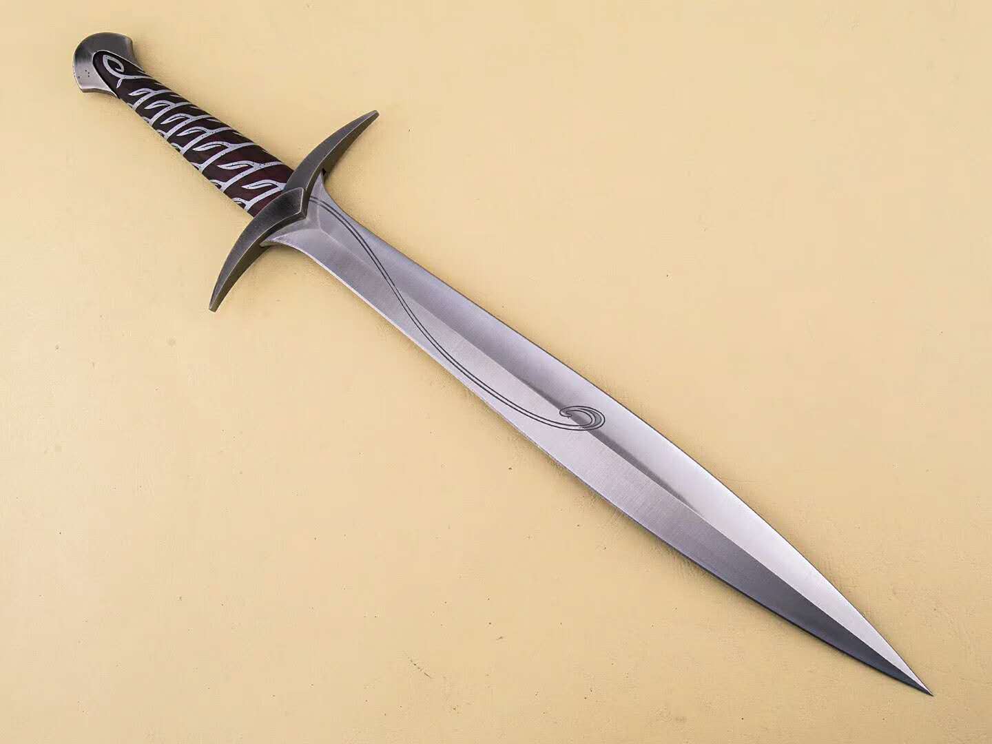 由《霍比特人》,《魔戒》电影正版授权,由美国联合刀具公司打造.