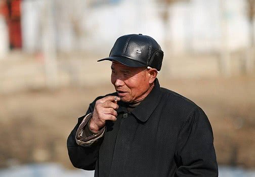 农村60岁老人宁愿打工,不在家带孙子,咋回事?