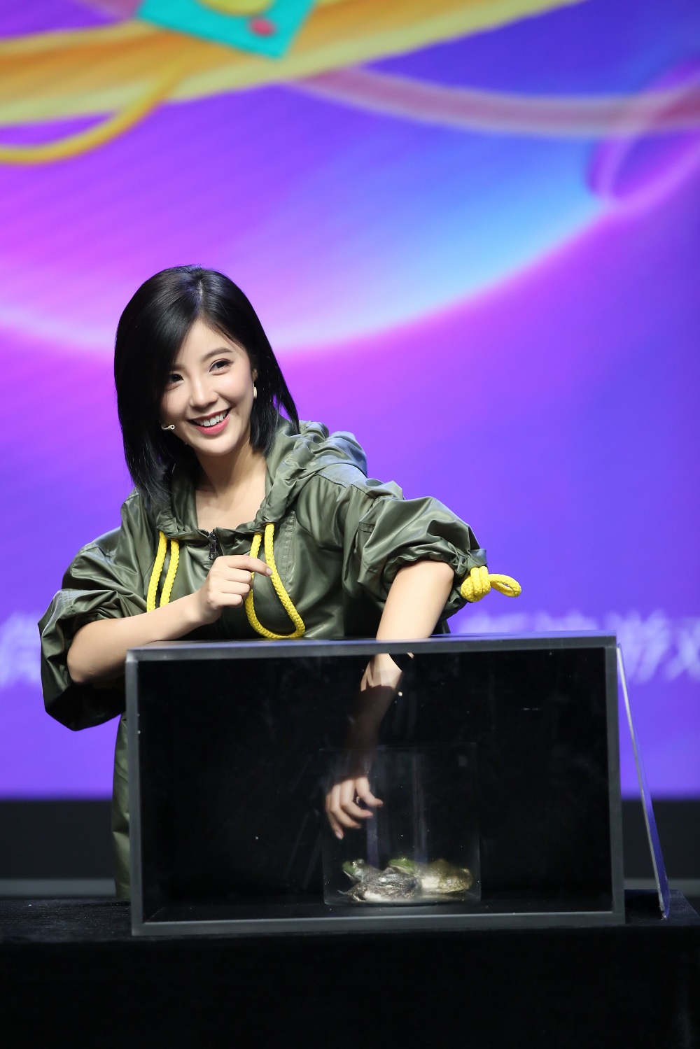 赵奕欢玩游戏超拼命 女神竟是怪力女