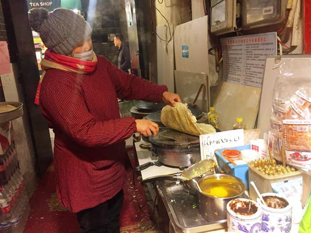 再卖300个回老家过年济南芙蓉街女摊主日销千元菜煎饼
