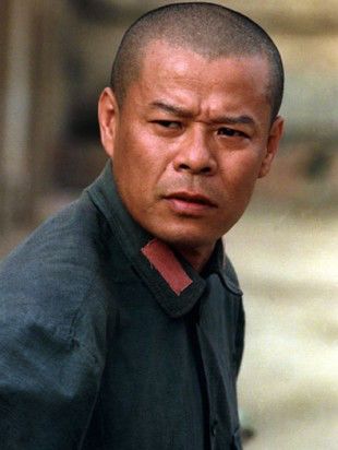 看到易学习这个演员会眼熟,没错,他就是《人间正道是沧桑》中的范希亮