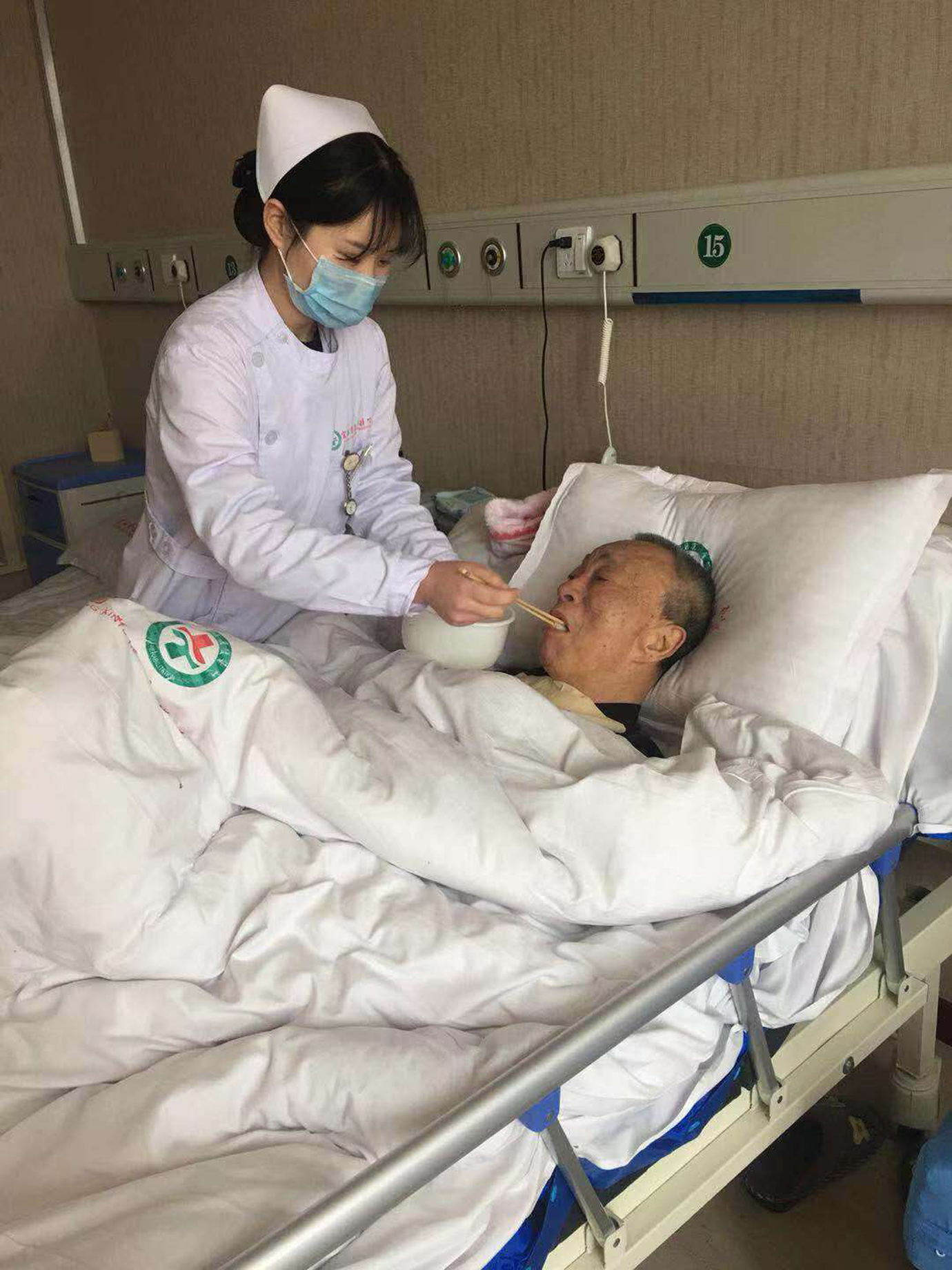 湖北宜都:这家医院为住院病友做汤圆水饺,不能自理的护士喂