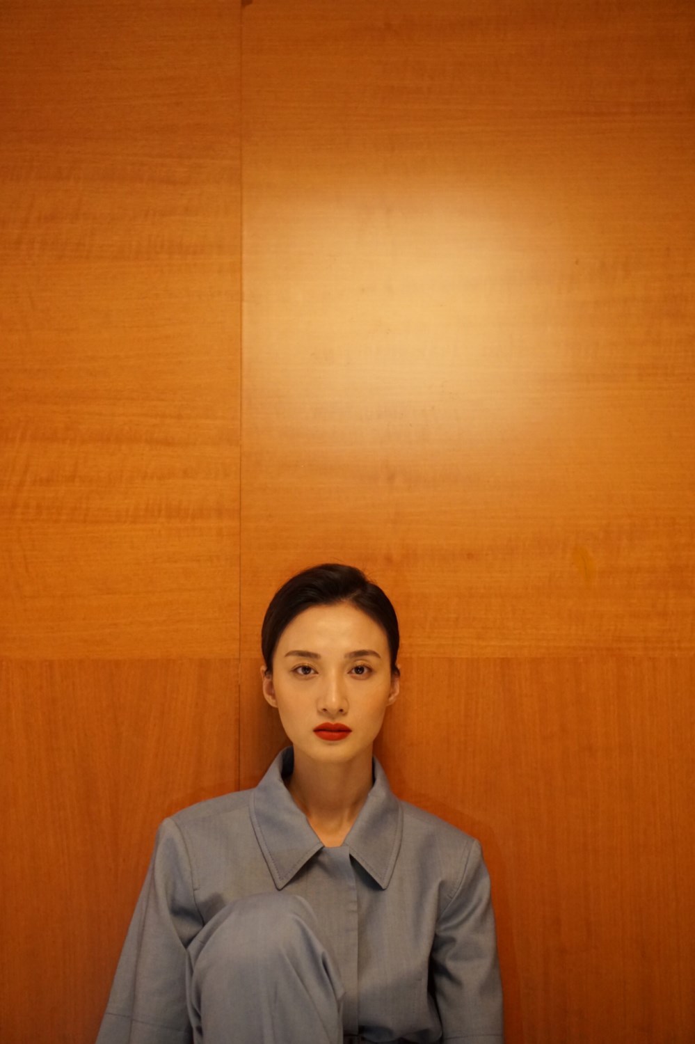 冯文娟手提兔子灯送元宵祝福新剧芝麻胡同将开播