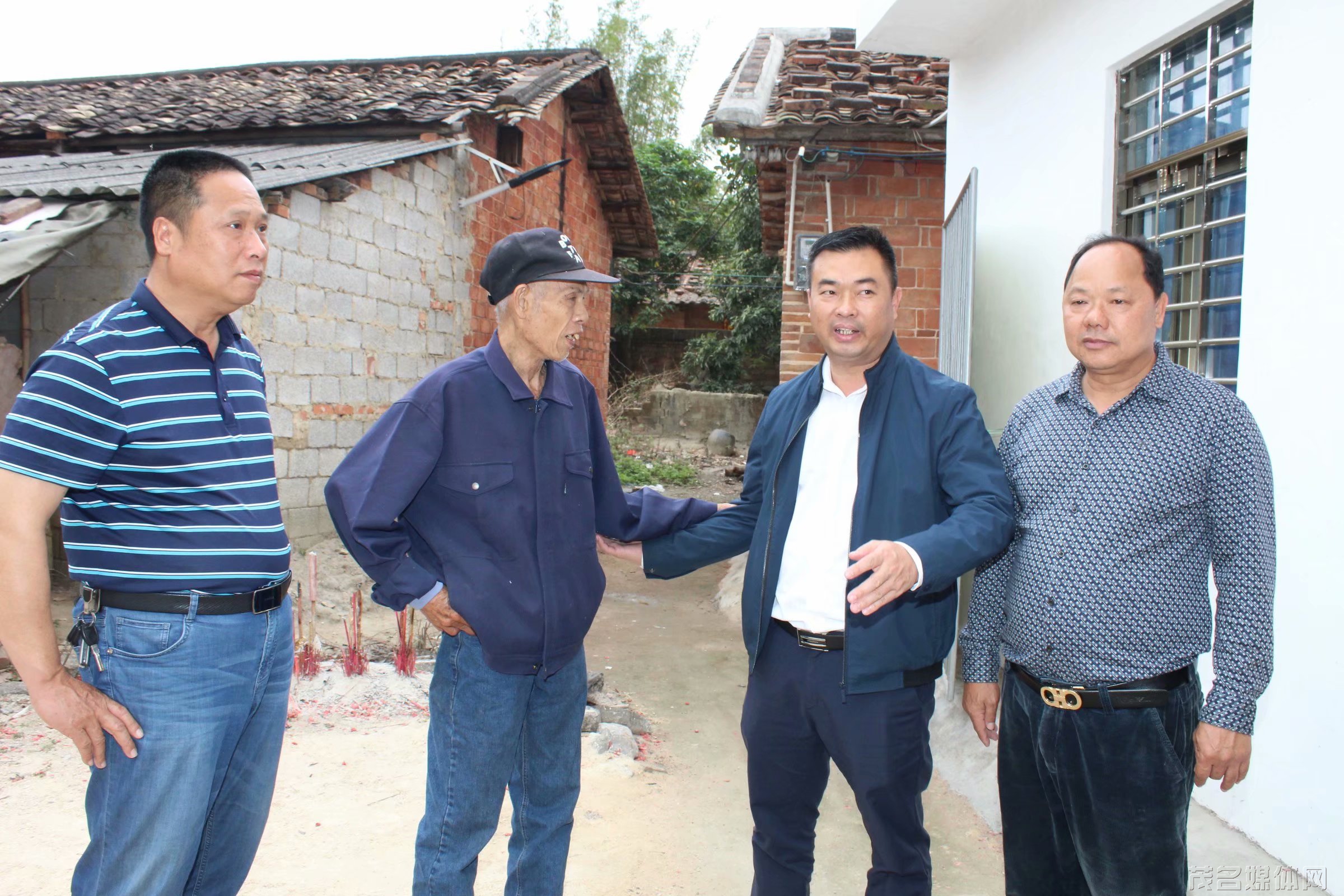 茂南区机关事务管理局党组书记,局长,新城村第一书记陈永波一行慰问