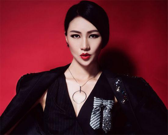 一藏就是10年,任泉娇妻首次曝光惊艳众人,网友:难怪不选李冰冰