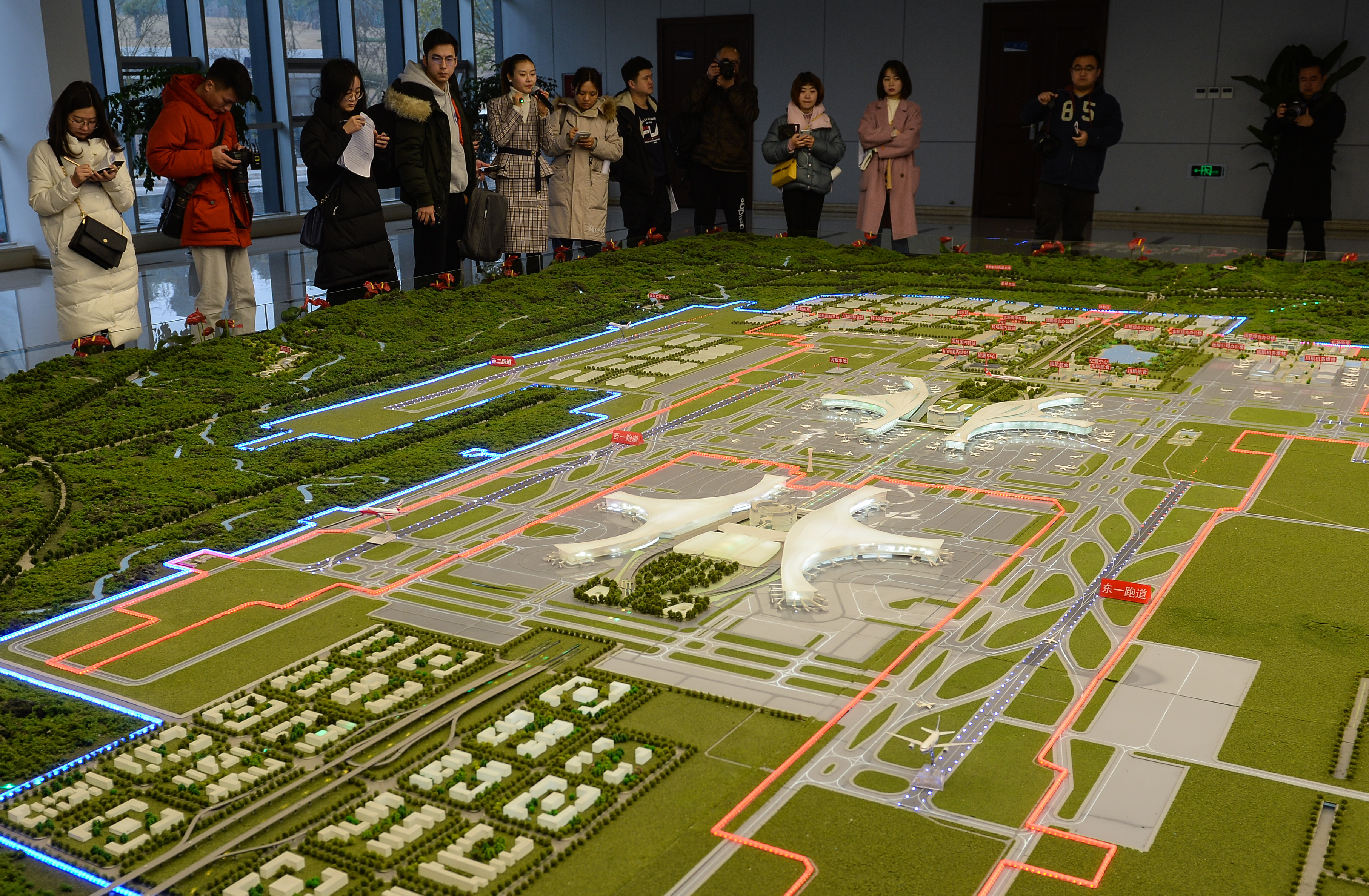 站在天府国际机场沙盘边