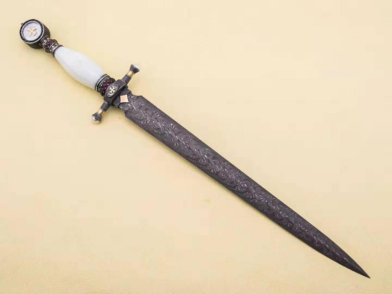 迄今为止尺寸最大的短剑作品--月光骑士短剑__凤凰网