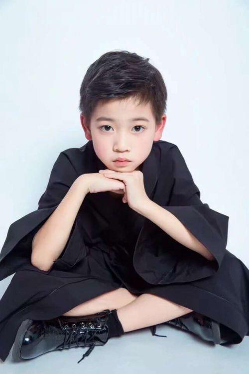 综艺小艺人王嘉豪:俊俏脸庞,时尚宠儿